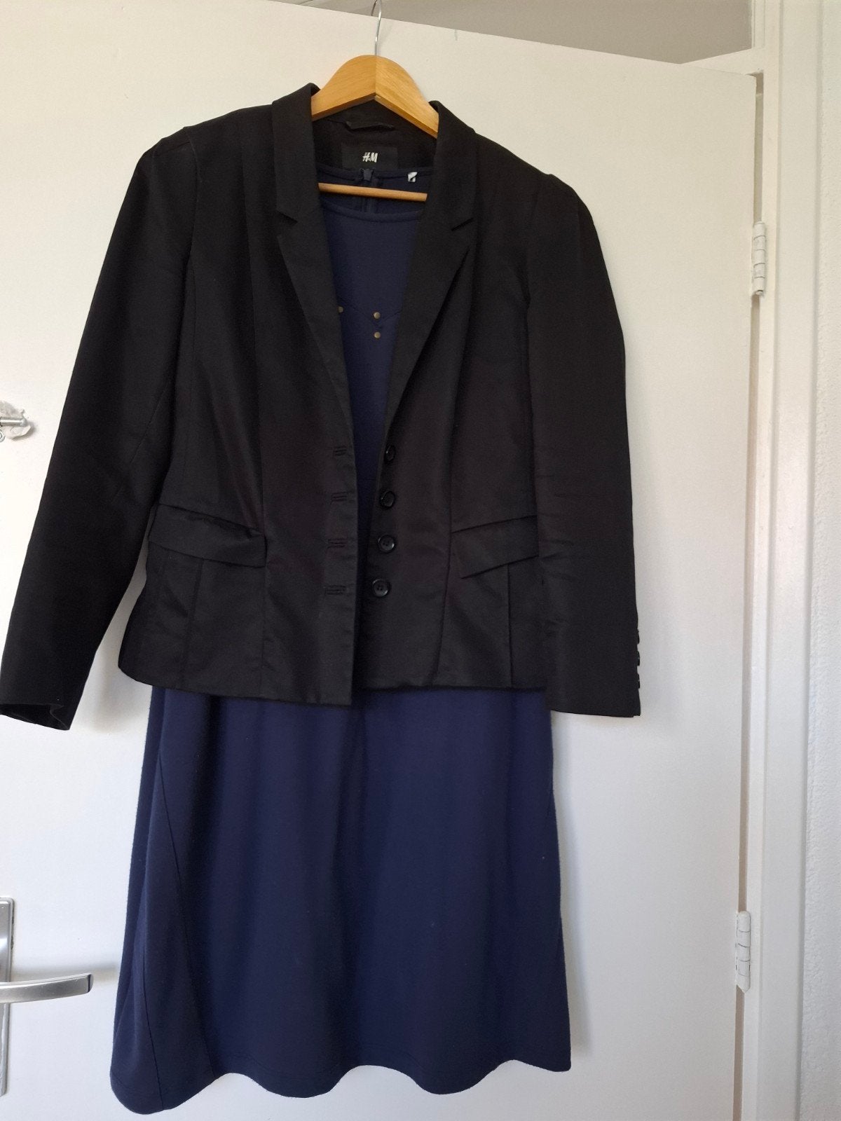 H&M blazer met donkerblauwe jurk met studs, H&M, Zwart, Zo goed als nieuw, Knielengte
