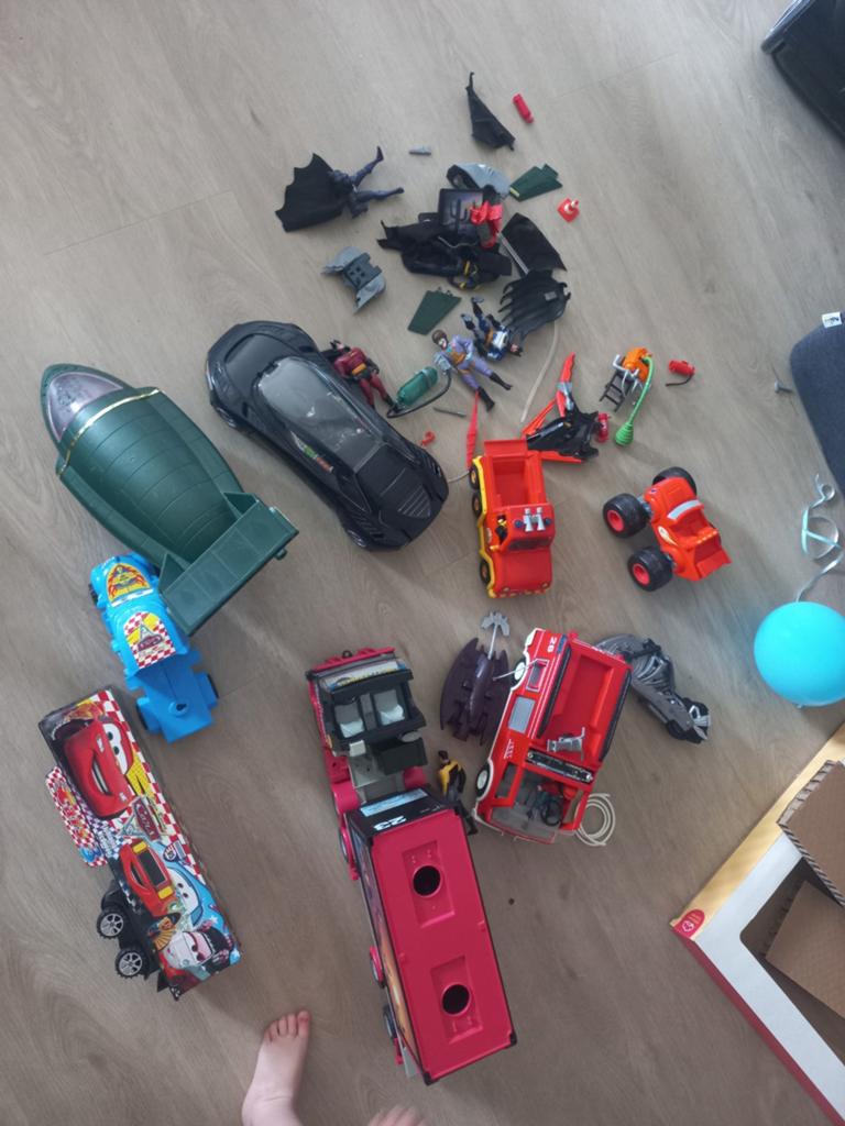Diverse auto's en poppetjes (gratis), Hobby en Vrije tijd, Modelbouw | Radiografisch | Auto's, Ophalen, Overige schalen