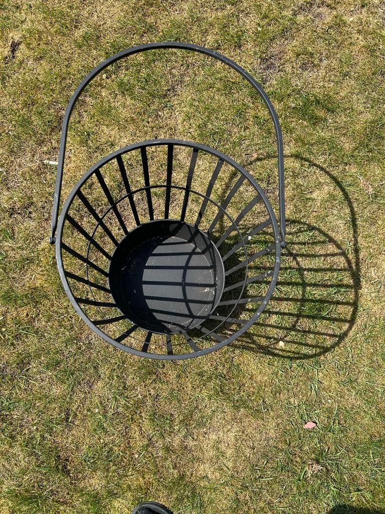 Zwart metalen plantenbak/haardhoutmand met handvat, Ophalen, Gebruikt