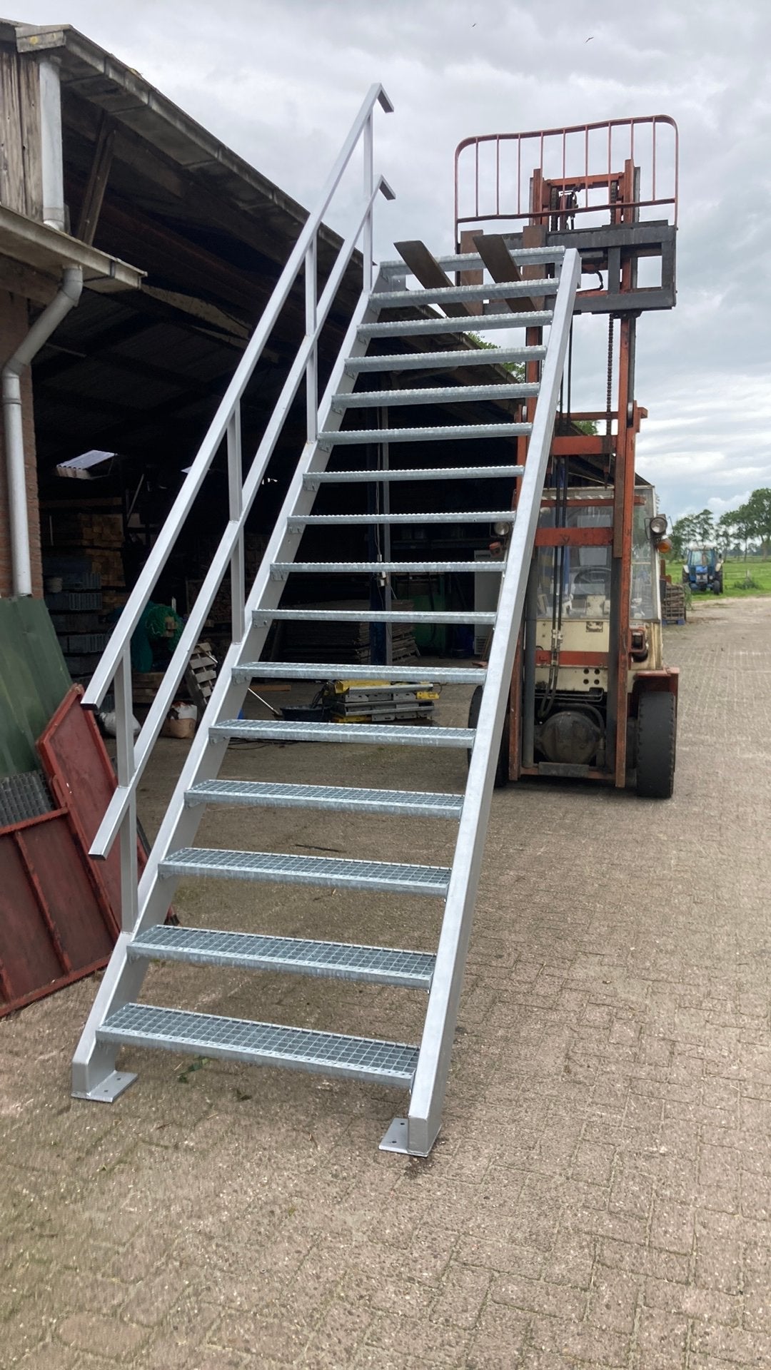 Stalen trap, Ophalen, Zo goed als nieuw, 2 tot 4 meter