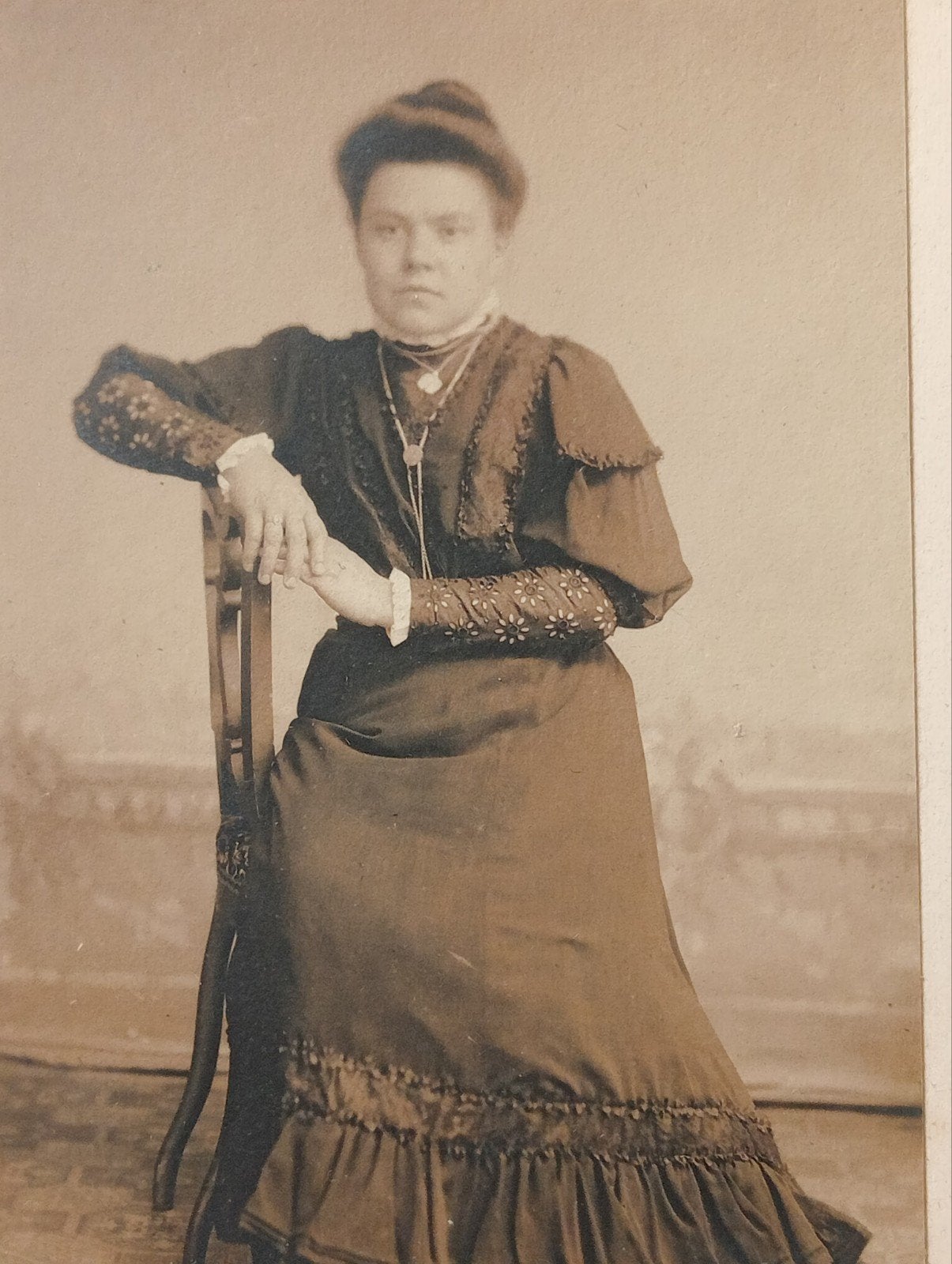 Antieke foto van vrouw in klederdracht, Middelburg, Ophalen of Verzenden, Voor 1940, Gebruikt, Klederdracht
