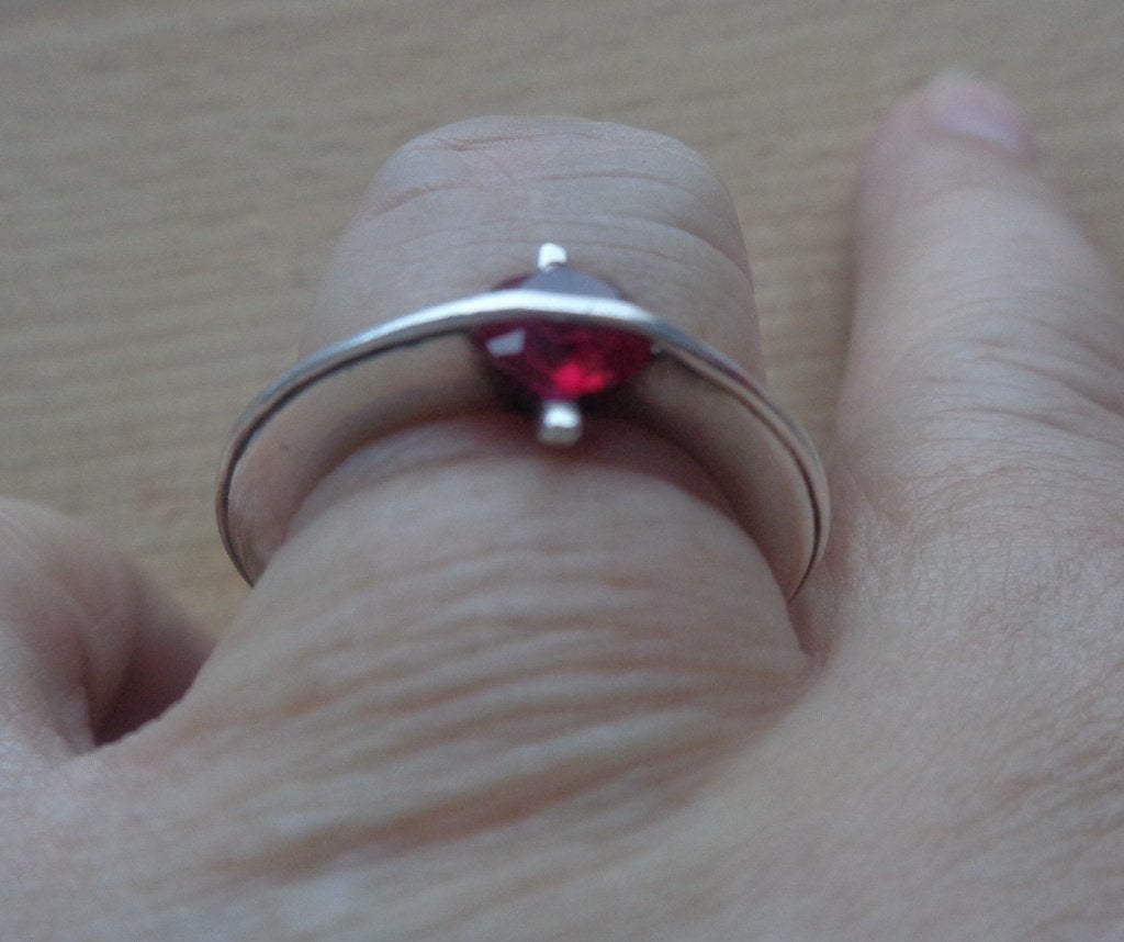 zilveren aparte design ring met rode steen [858], Verzenden, Zo goed als nieuw, 17 tot 18, Dame