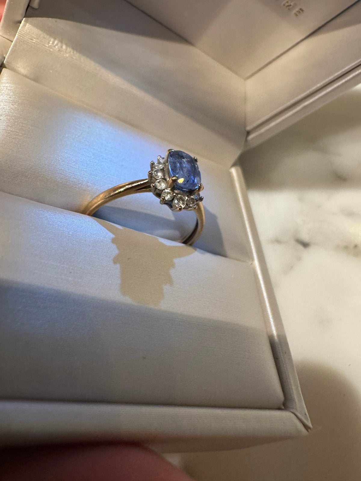 Gouden ring met saffier en diamanten - maat 56, Ophalen of Verzenden, Zo goed als nieuw, 17 tot 18, Met edelsteen