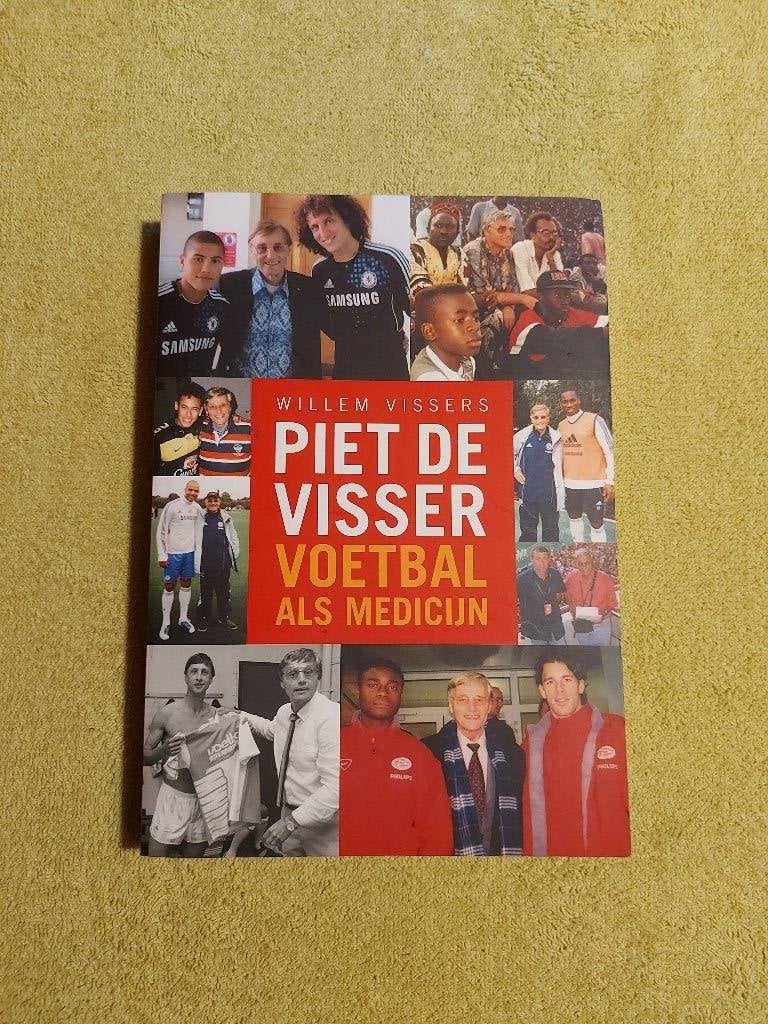 Piet de Visser Voetbal als medicijn - Willem Vissers., Ophalen of Verzenden, Zo goed als nieuw, Balsport