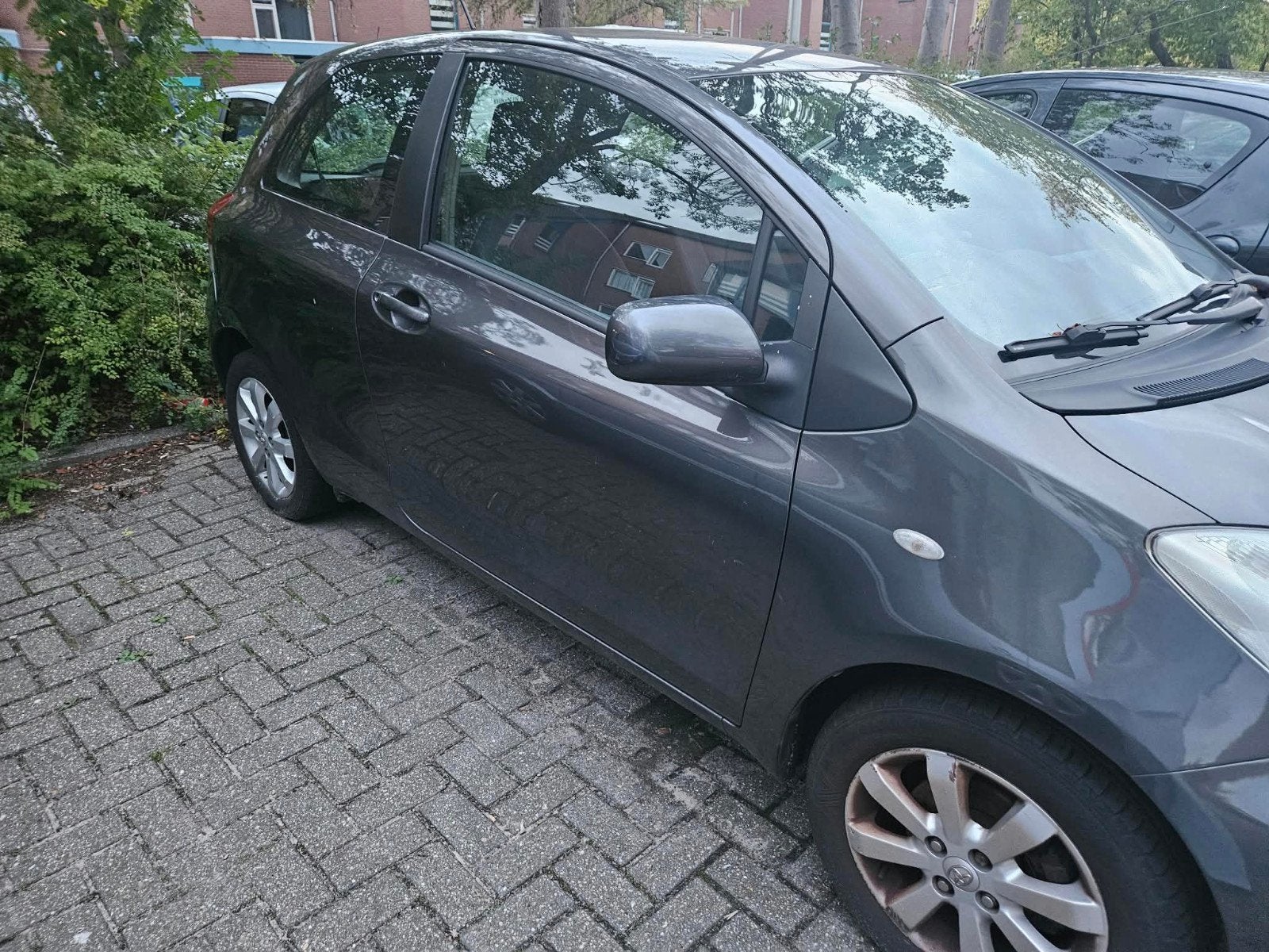 Toyota Yaris 1.3 16V Vvt-i 3DR 2010 Grijs, Voorwielaandrijving, 1025 kg, Stof, 40 €/maand