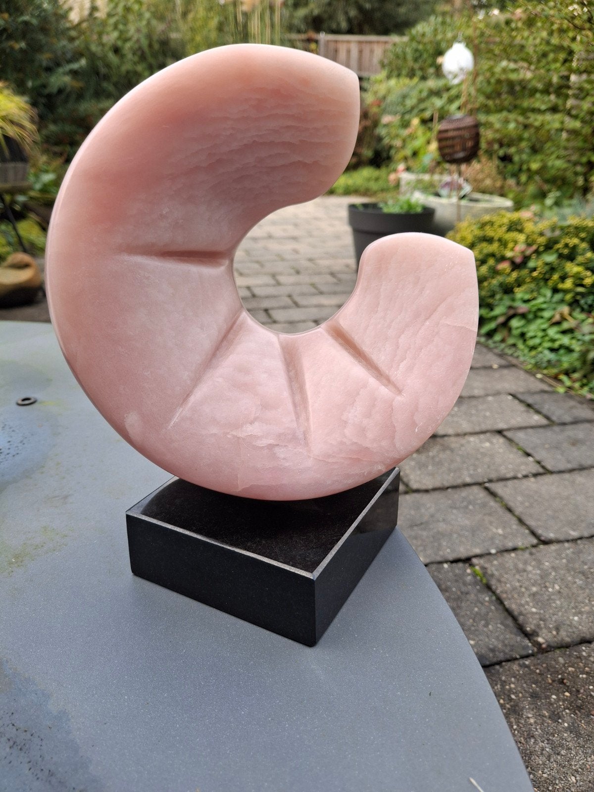 Uniek handgemaakt beeld 'De Maan' van Roze Speksteen, Ophalen, Rood, 20 - 50 cm, Steen of Keramiek