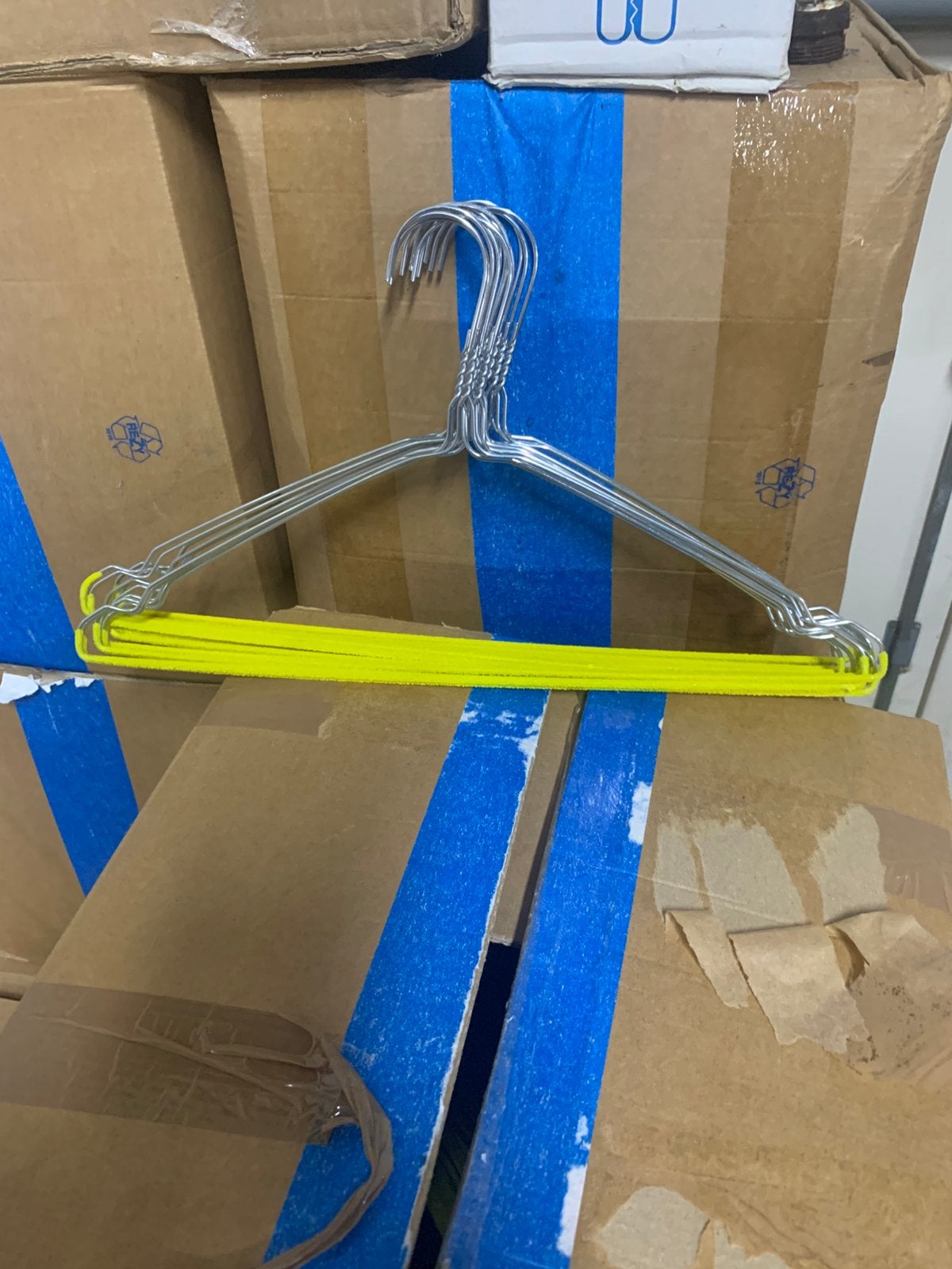 7 dozen ( 500 per doos) gele flock hangers, Kleding | Dames, Kledinghangers, Ophalen, Nieuw
