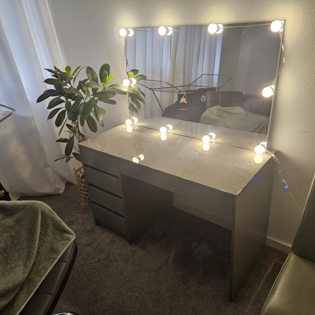 Bureau met Spiegel, Ophalen