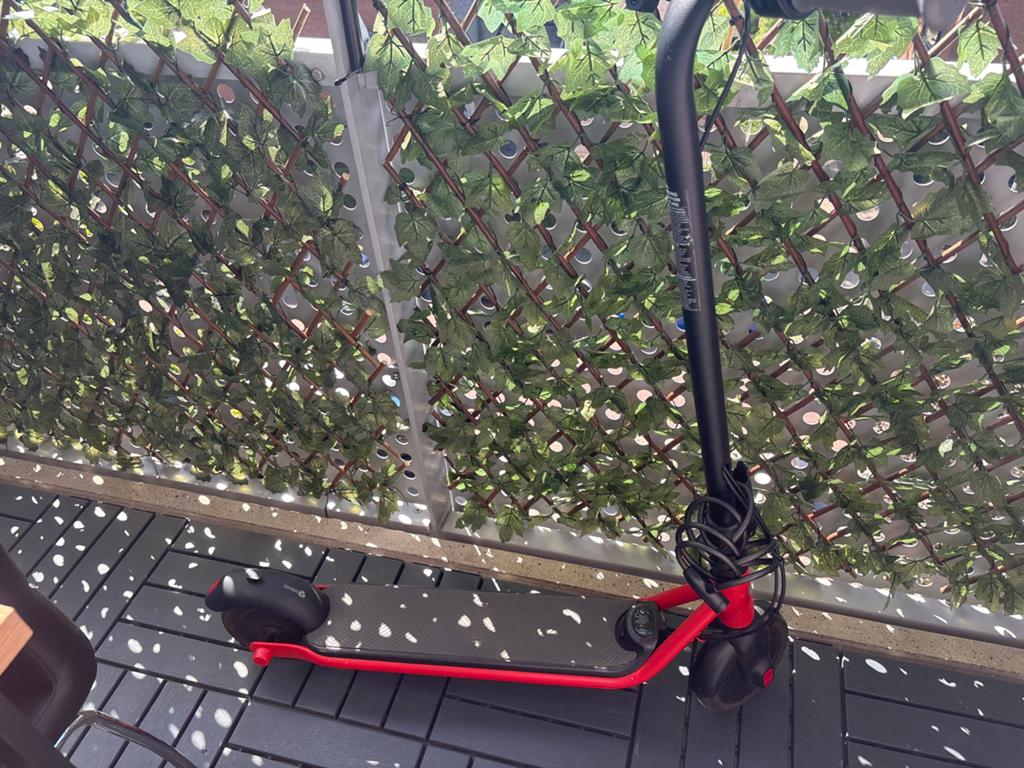 Elektrische step rood/zwart - Zo goed als nieuw, Fietsen en Brommers, Steps, Ophalen, Zo goed als nieuw, Elektrische step (E-scooter)