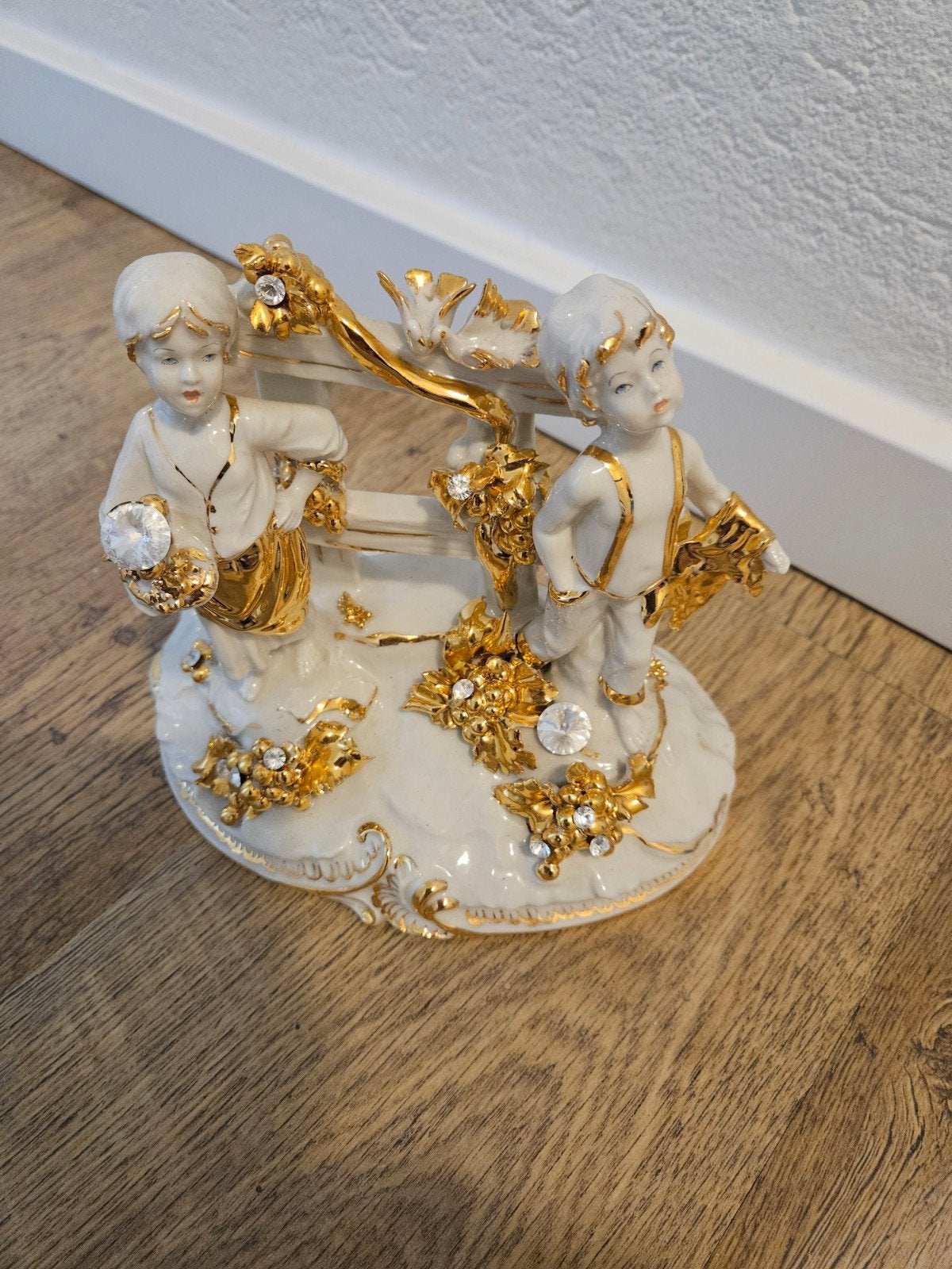 Capodimonte Beeldje Kinderen op Bankje - Porselein met Goud, Verzamelen, Beelden en Beeldjes, Ophalen