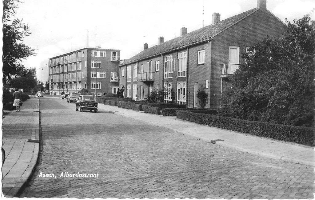 Assen, Albardastraat - auto Simca 1000, Verzamelen, Ansichtkaarten | Nederland, Verzenden, 1960 tot 1980, Ongelopen, Drenthe