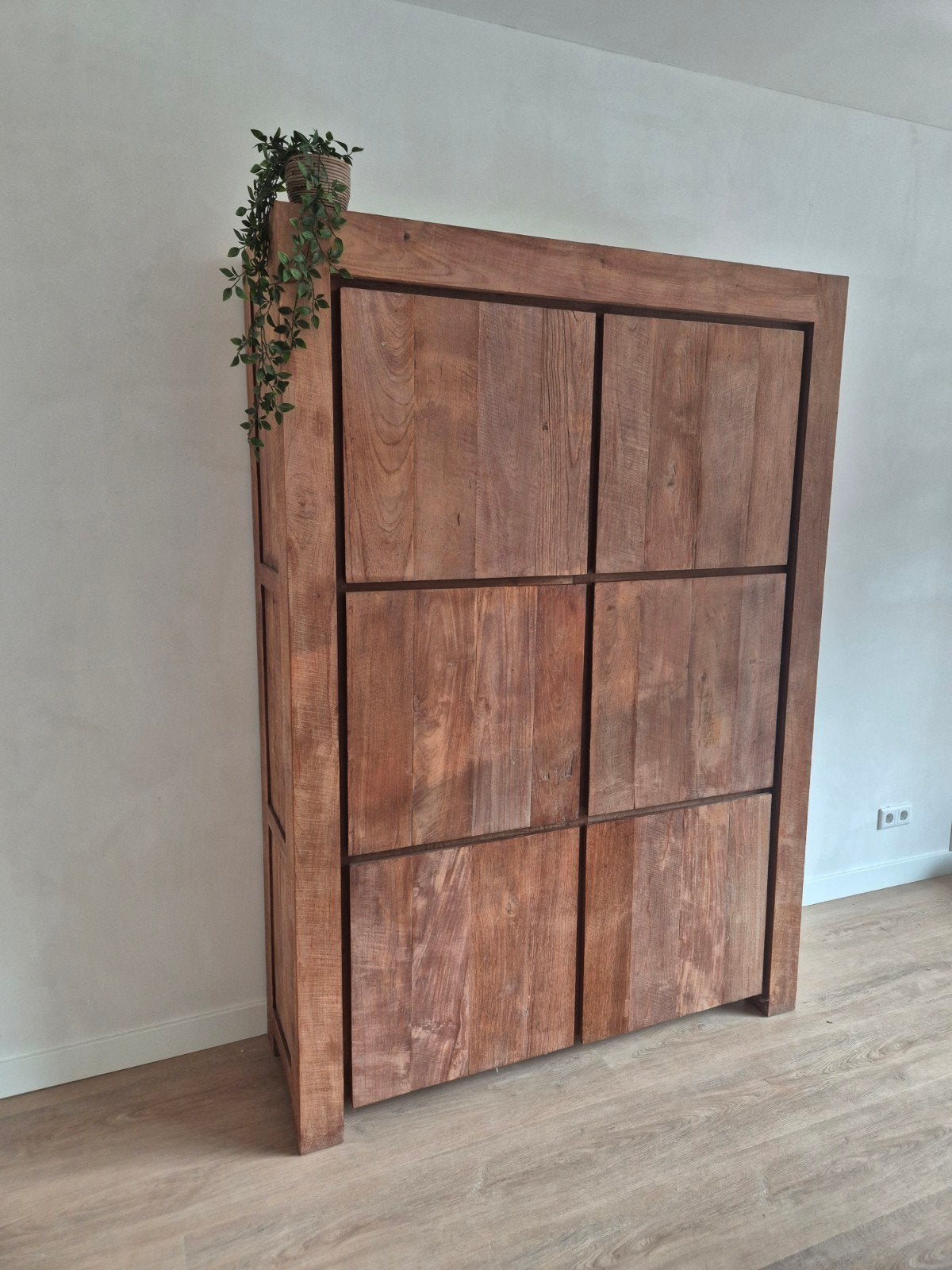 Robuuste houten kast Bogor – 6 deuren – HEM Meubel, Ophalen