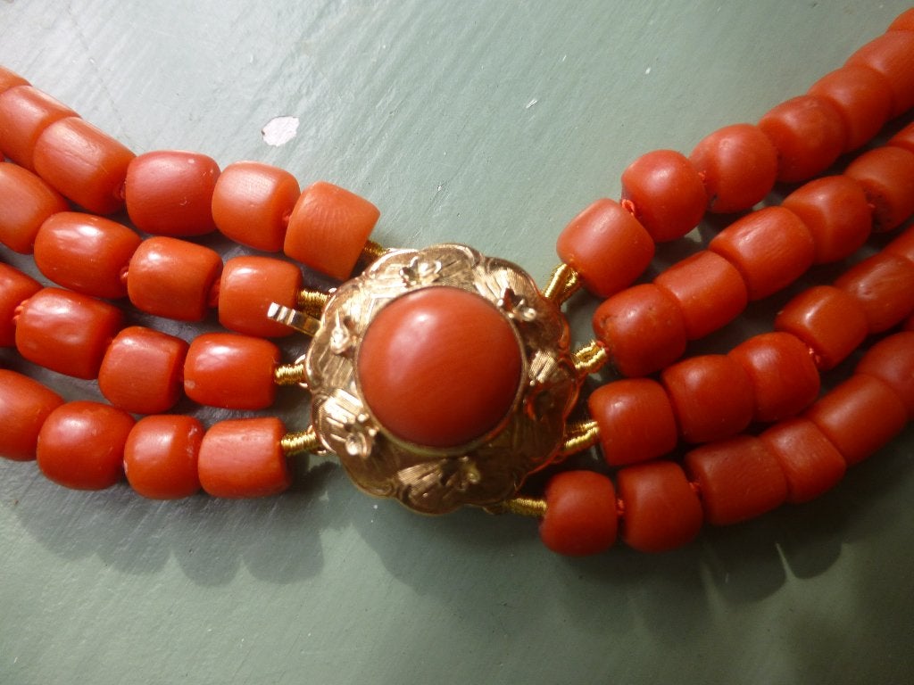 Antiek 4-rij Bloedkoraal Collier met 14 kt Gouden Slot, Verzenden, Goud, Ketting, Met edelsteen