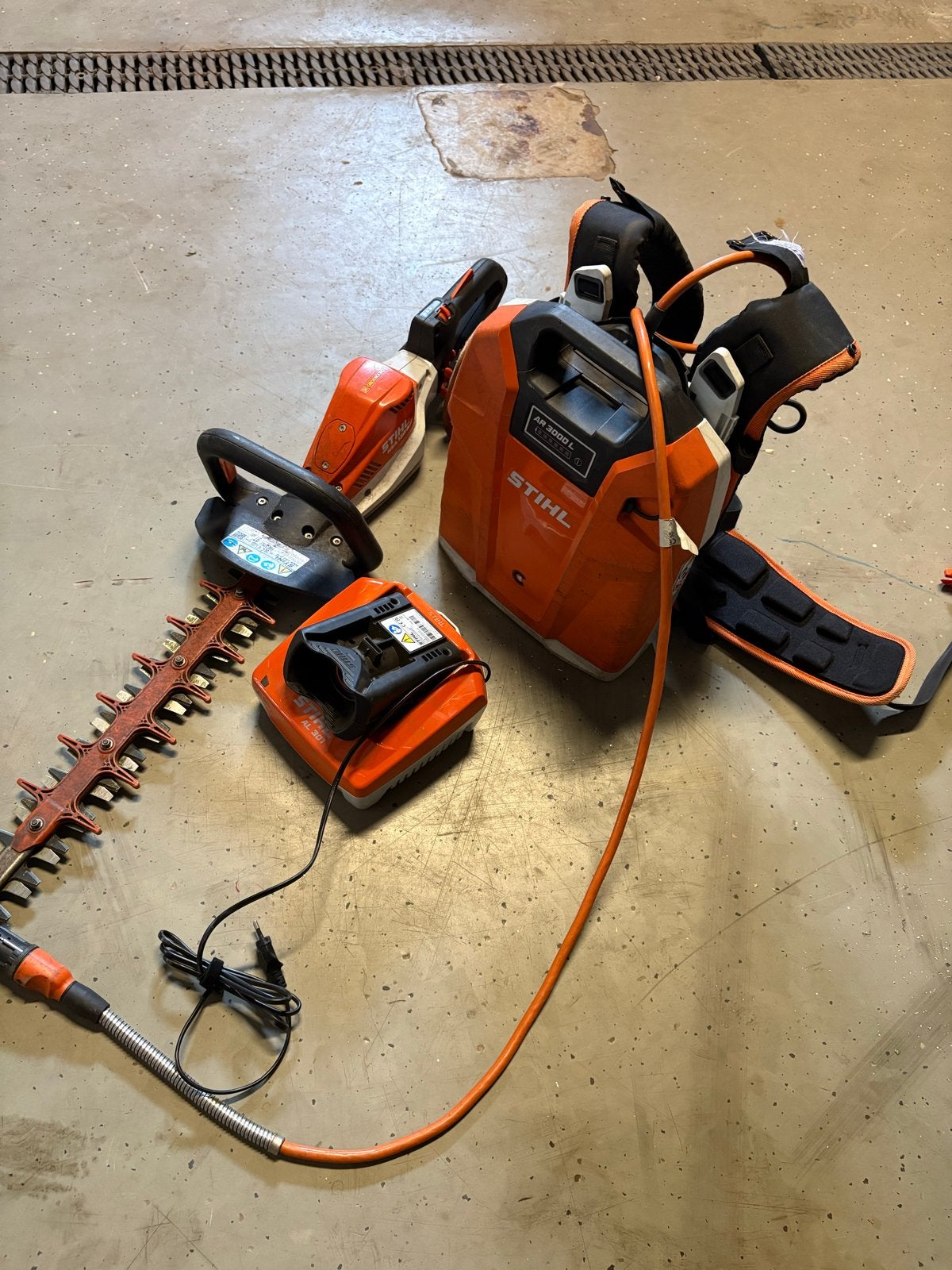 Stihl HSA 130 R heggenschaar met AR 3000 L rugaccu, Ophalen, Zo goed als nieuw, Accu