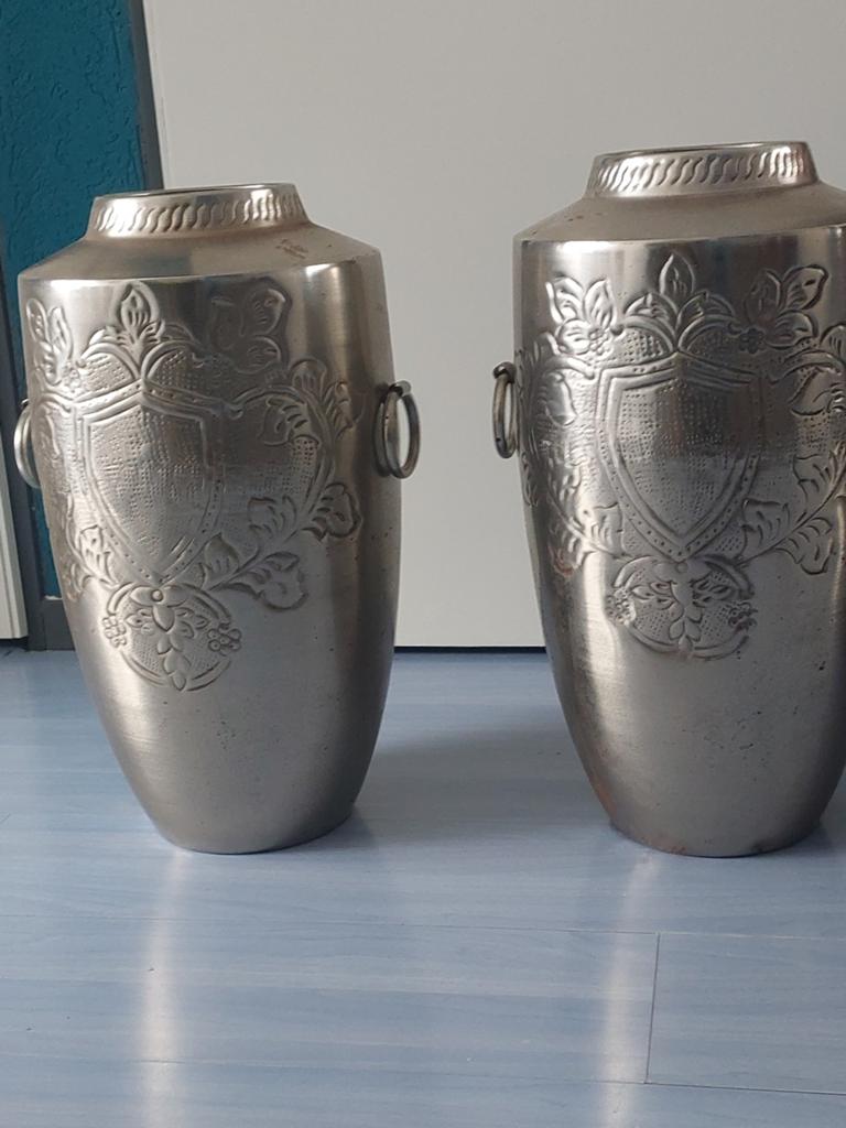 2 GROTE METALEN VAZEN , 60 CM HOOG., Huis en Inrichting, Woonaccessoires | Vazen, Ophalen, Overige kleuren, Overige materialen