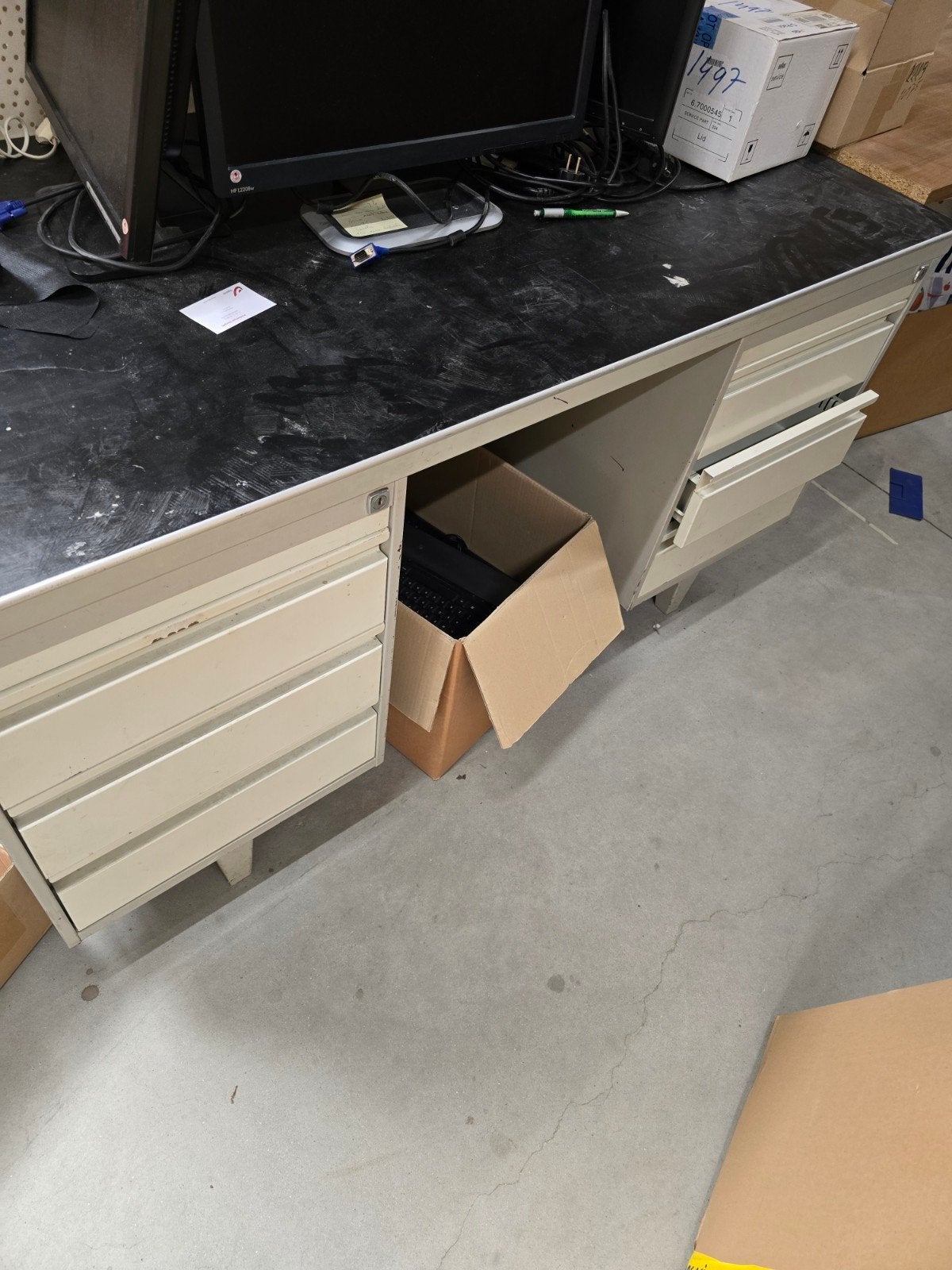 Bureau met lades te koop, Ophalen of Verzenden, Gebruikt, 70 tot 120 cm