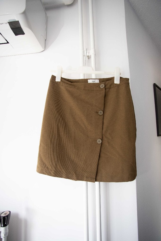 Kaki groene rok met asymmetrische knopen Minimum maat 38, Ophalen of Verzenden, Zo goed als nieuw, Boven de knie, Groen
