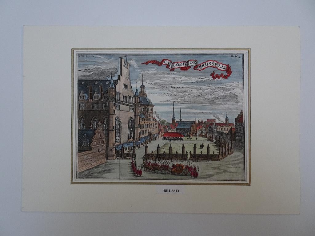 gravure kleur Het Hof van Brussel met koets, Harrewijn, 1712, Antiek en Kunst, Verzenden, Architectuur, Gravure, Origineel