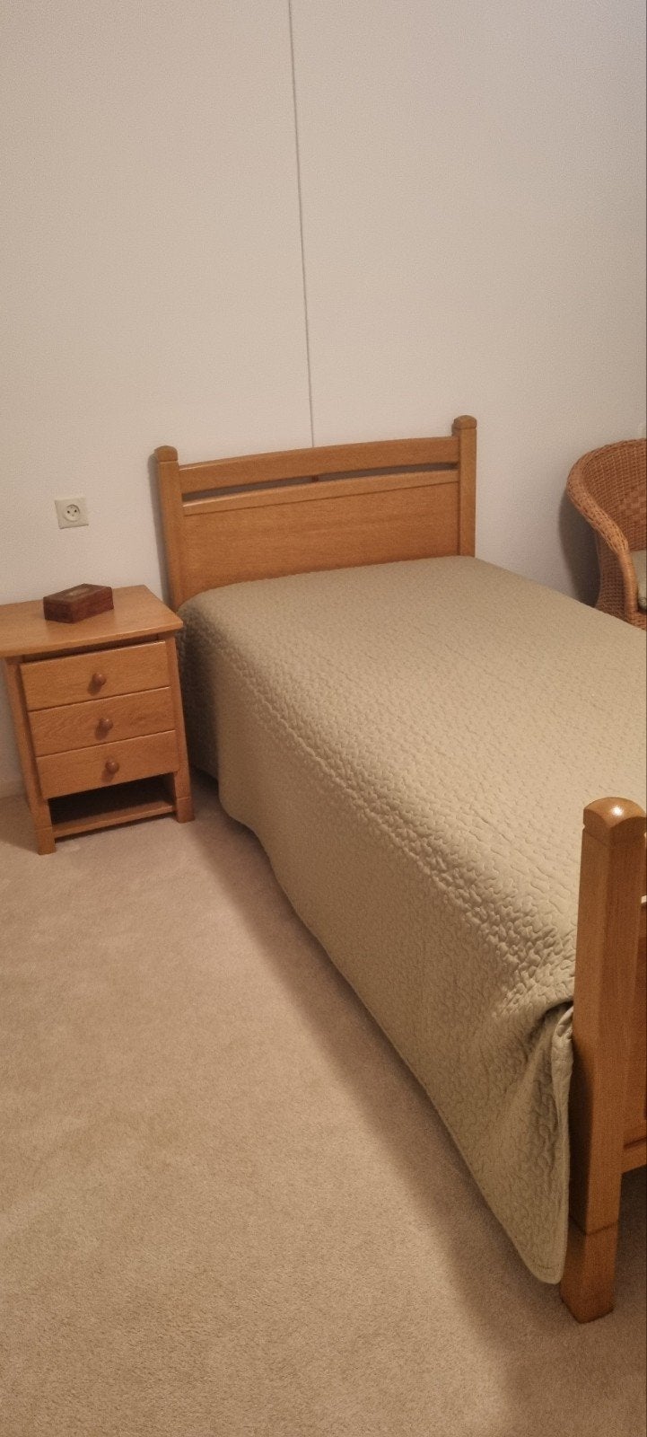 Complete slaapkamer: bed, nachtkastje en ladekast, Ophalen, Gebruikt, Eenpersoons, Klassiek, Tijdloos