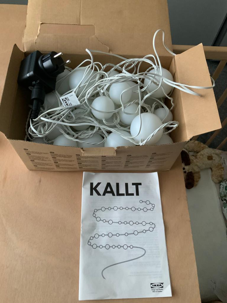 NIEUW. Kallt Ikea. Sliert met 40 ronde lamp balletjes., Ophalen of Verzenden, Nieuw, Kunststof