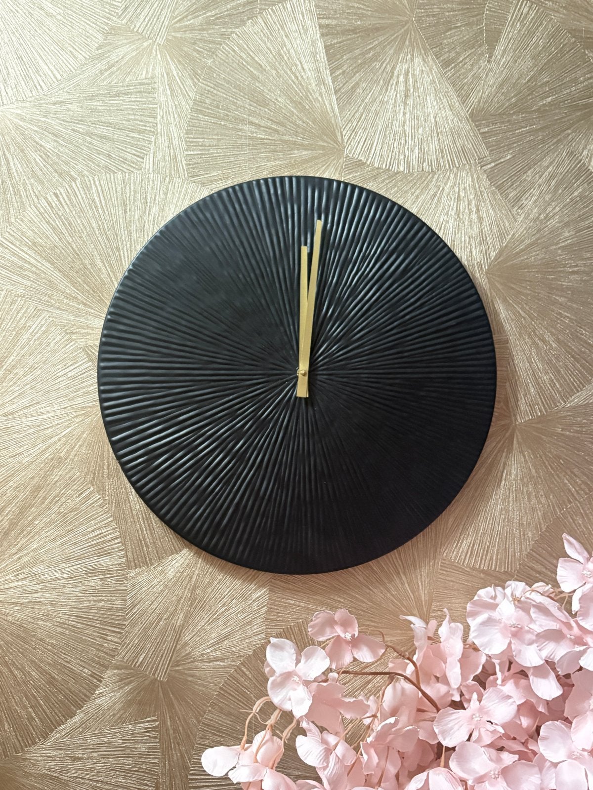 Kwantum wandklok zwart goud - 40 cm, Huis en Inrichting, Woonaccessoires | Klokken, Wandklok, Analoog, Werkt op batterijen, Nieuw