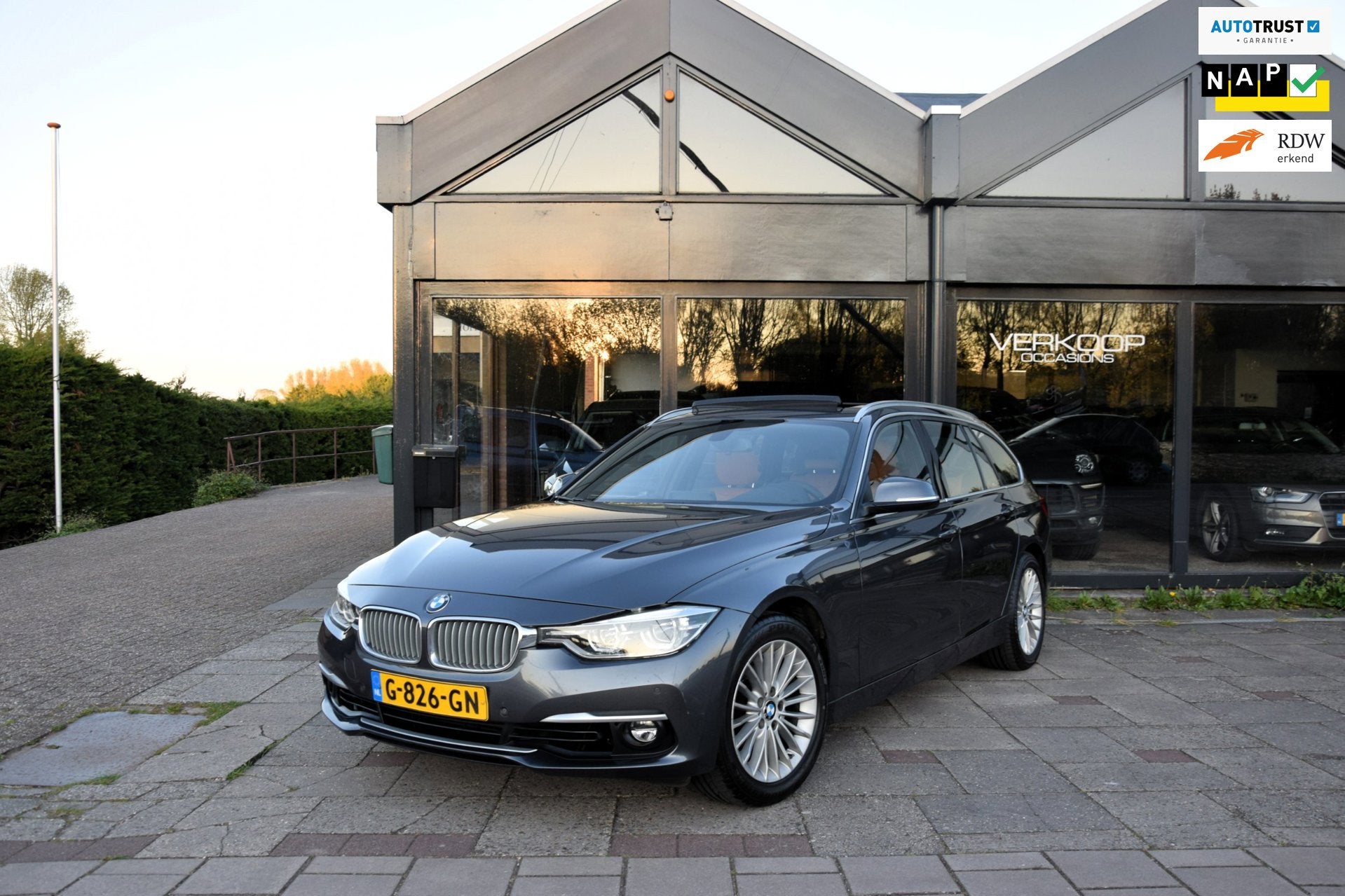 BMW 3-serie Touring Luxury Edition Carplay Schuifdak Automaa, Auto's, Automaat, Gebruikt, Euro 6, 1465 kg