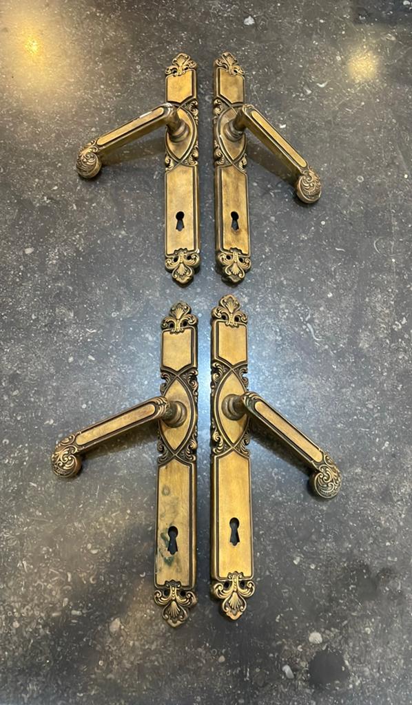 2x retro Deurklinken met schild / sleutelgat. Brons vintage, Antiek en Kunst, Ophalen of Verzenden