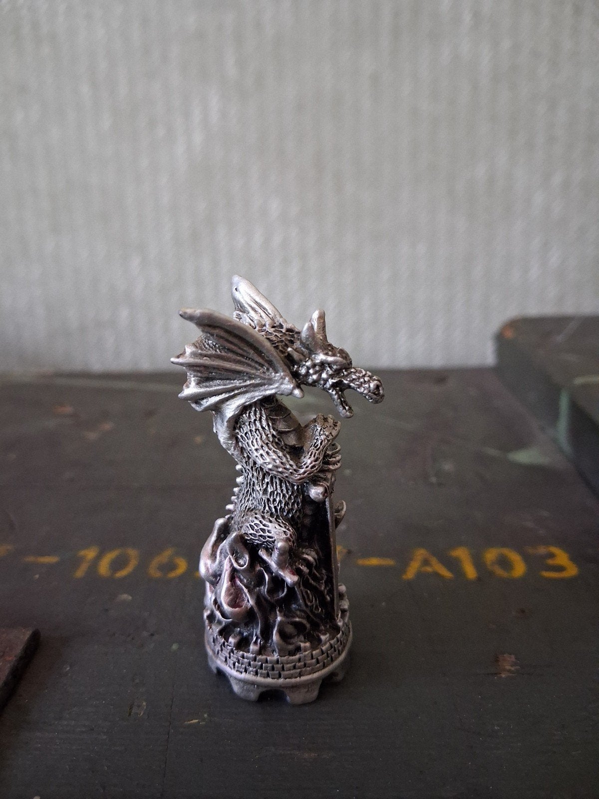Gedetailleerd Drakenbeeldje - tin.King Arthur fantasy&legend, Ophalen, Zo goed als nieuw