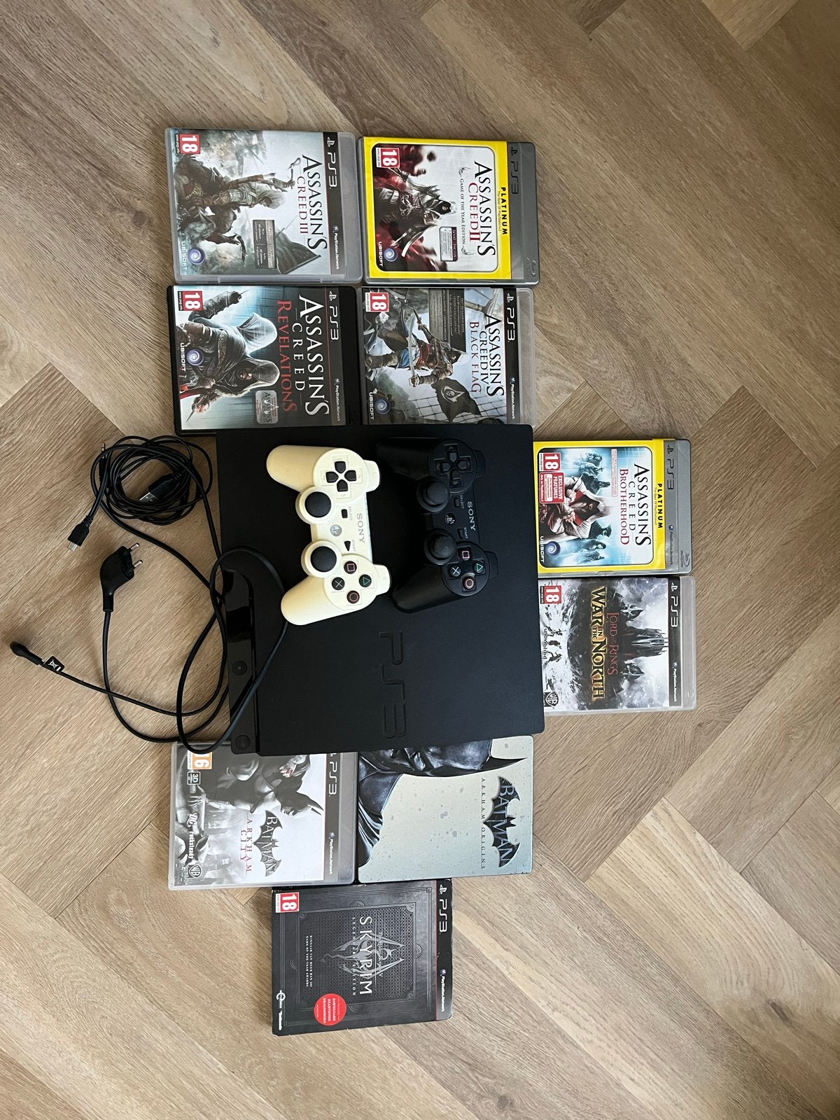PS3 Console met 9 spellen, 2 controlers, aansluit draden, Online, Gebruikt, Vanaf 18 jaar, 1 speler