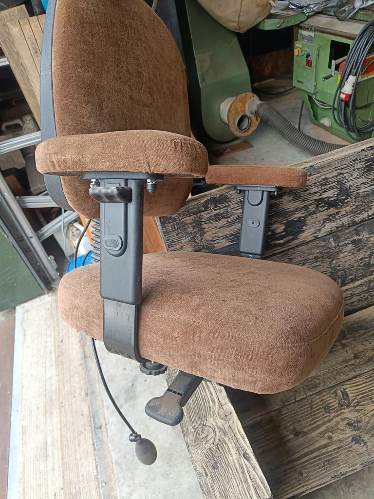 Comfortabele bruine machinestoel met armleuningen, Tuin en Terras, Zitmaaiers, Ophalen, Gebruikt