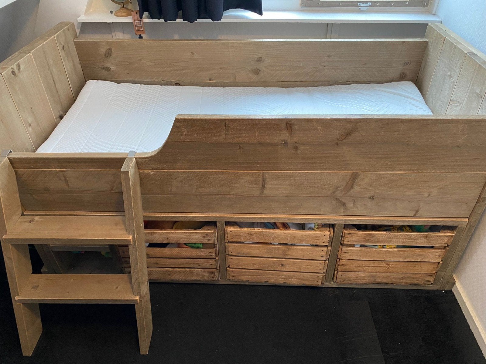 Steigerhouten kinderbed met opbergruimte, Ophalen, Gebruikt, 90 cm, Eenpersoons