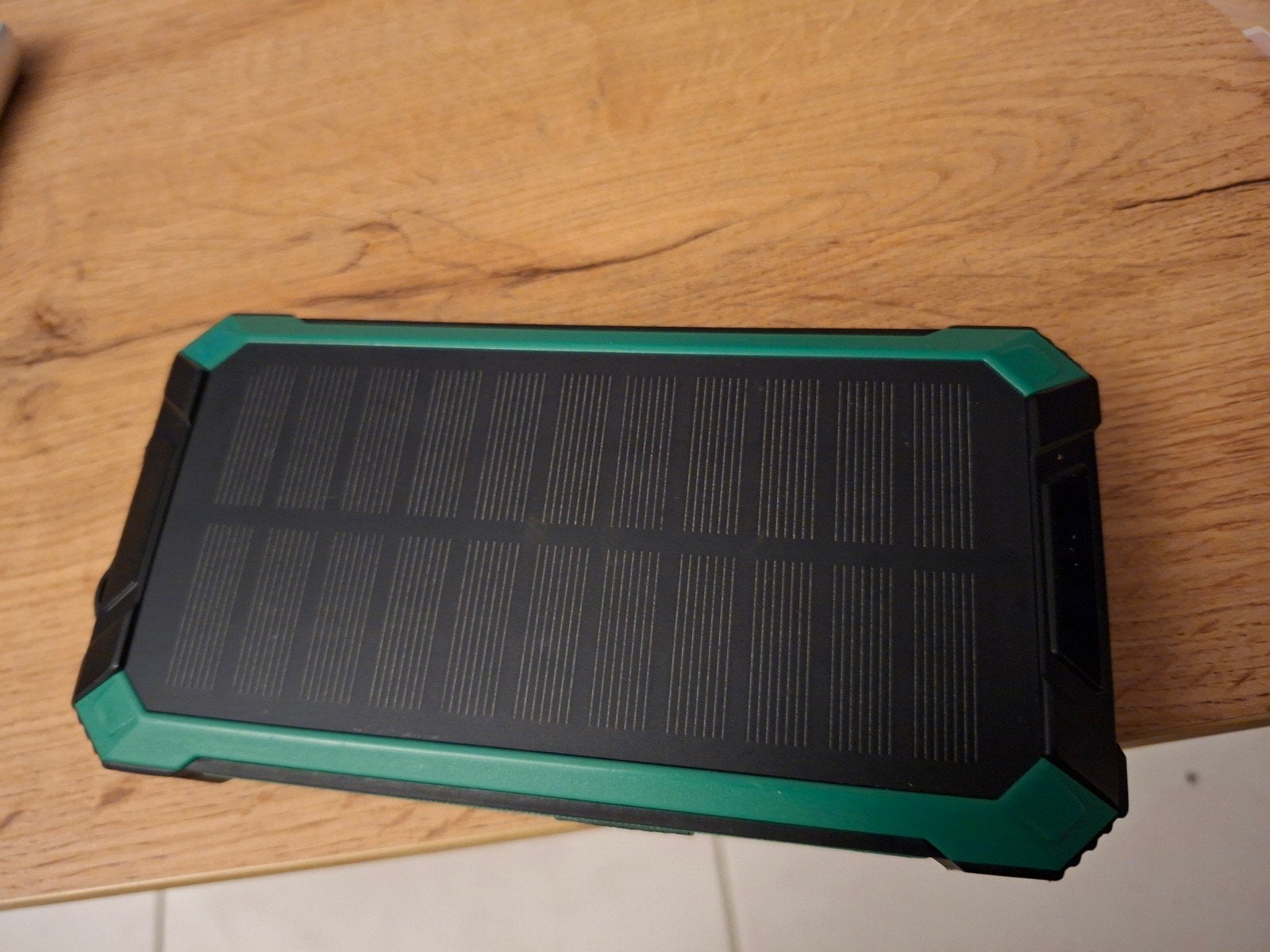 Groene Powerbank met Zonnepaneel, 4 Oplaadstekkers & Lamp, Ophalen, Zo goed als nieuw