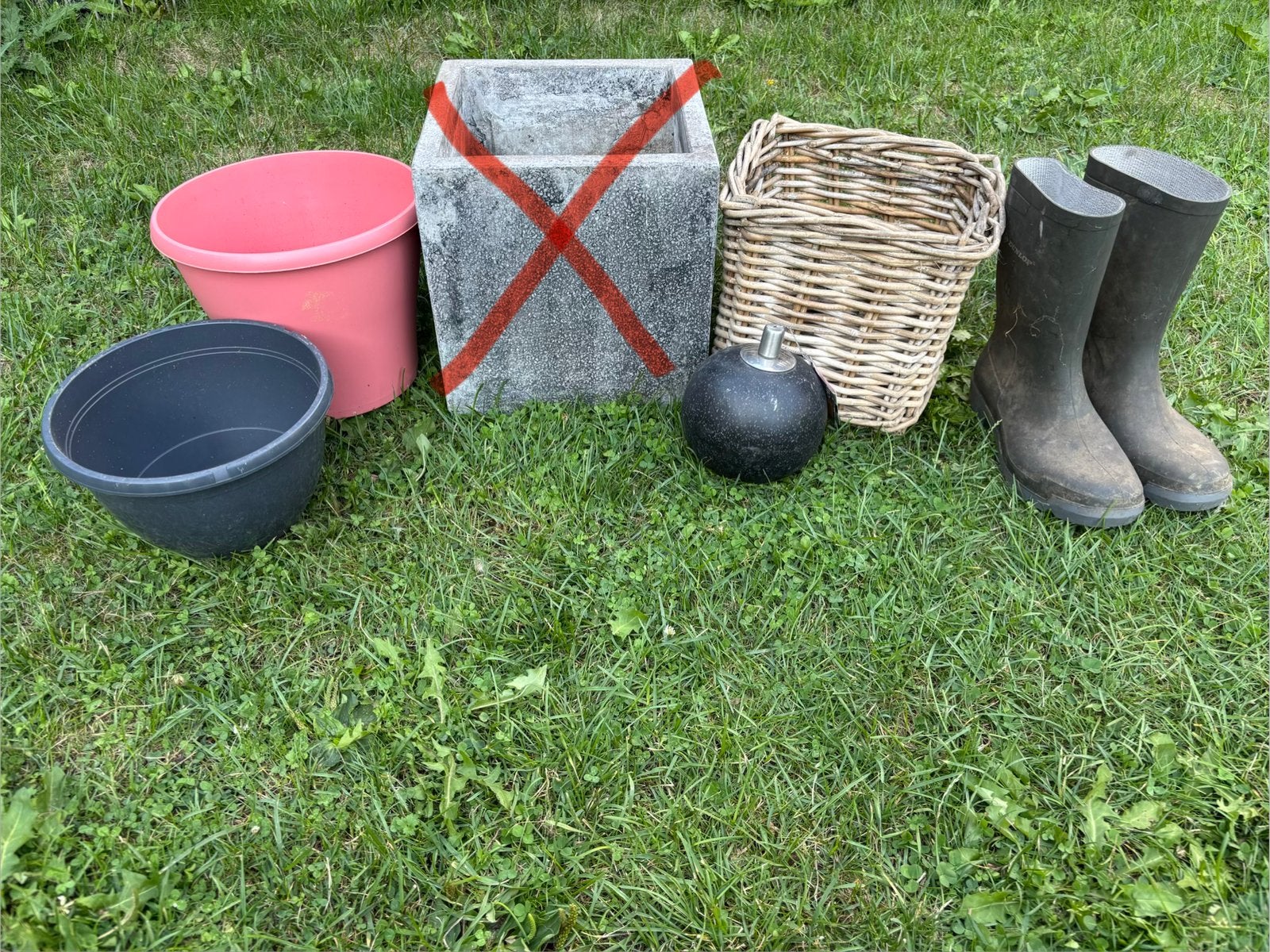 Verschillende tuinspullen en laarzen, Ophalen, Gebruikt, Binnen, Beton