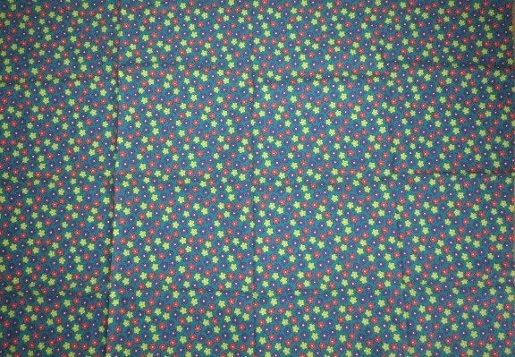 Vintage lap stof groen met gele, roze en paarse bloemetjes, Nieuw, Ophalen of Verzenden, 30 tot 120 cm, Katoen