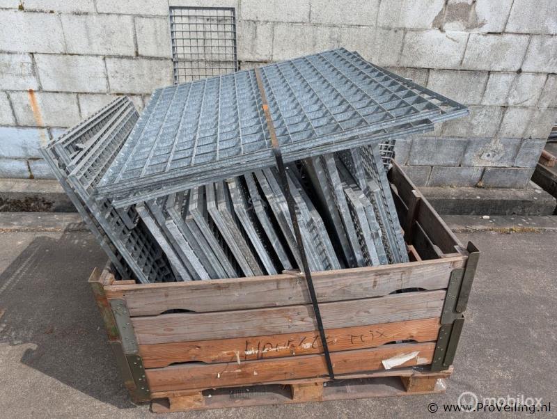 Online Veiling: Persroosters in palletkist, Gebruikt