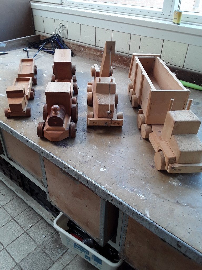 houten locomotief/wagen met aanhanger/takelwagen/kiepwagen, Ophalen of Verzenden, Zo goed als nieuw, Rij- of Hobbelspeelgoed