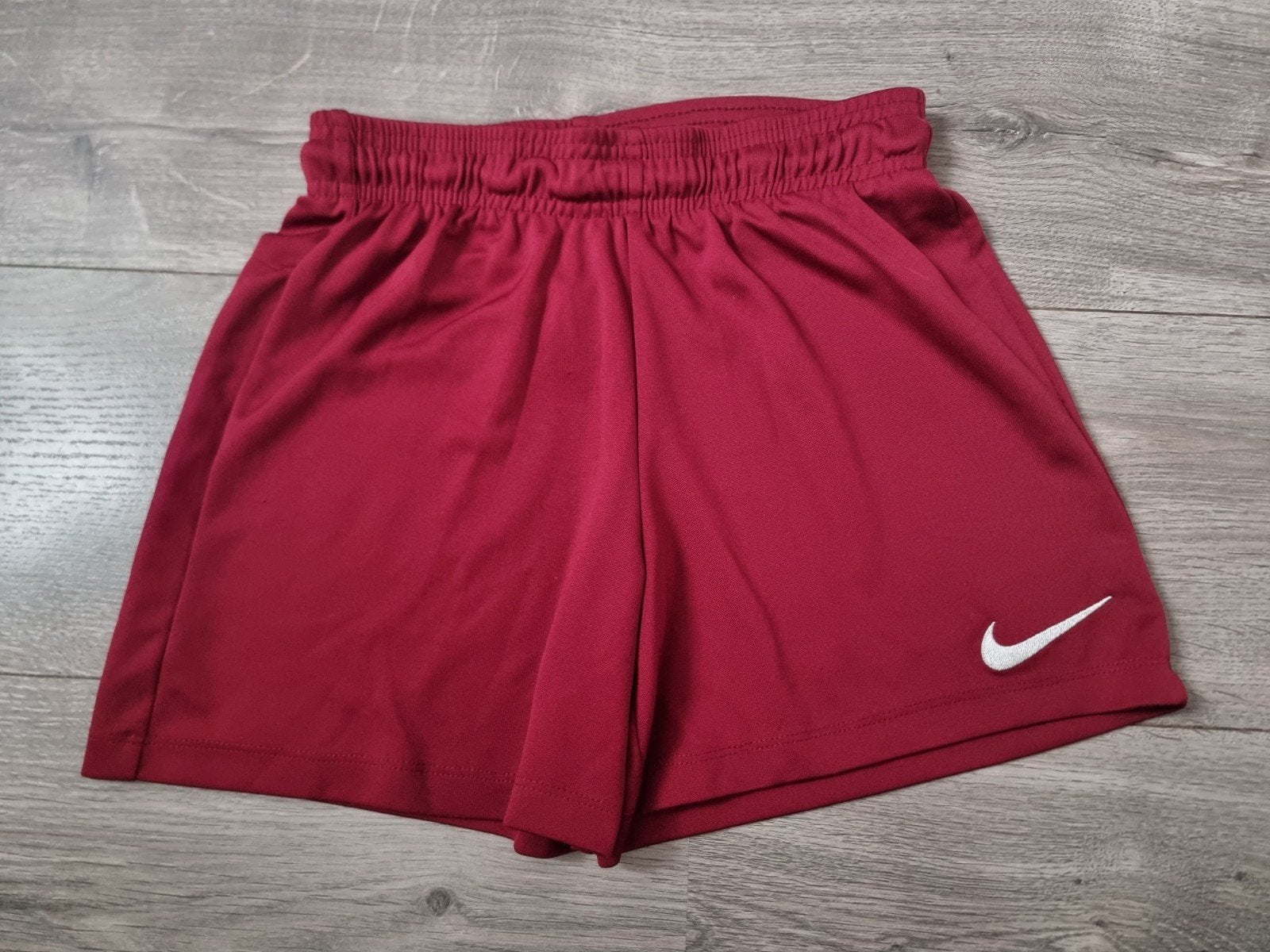 Wijnrood korte broek Nike, maat 128-134 (JM6), Kinderen en Baby's, Ophalen of Verzenden, Zo goed als nieuw, Jongen, Broek