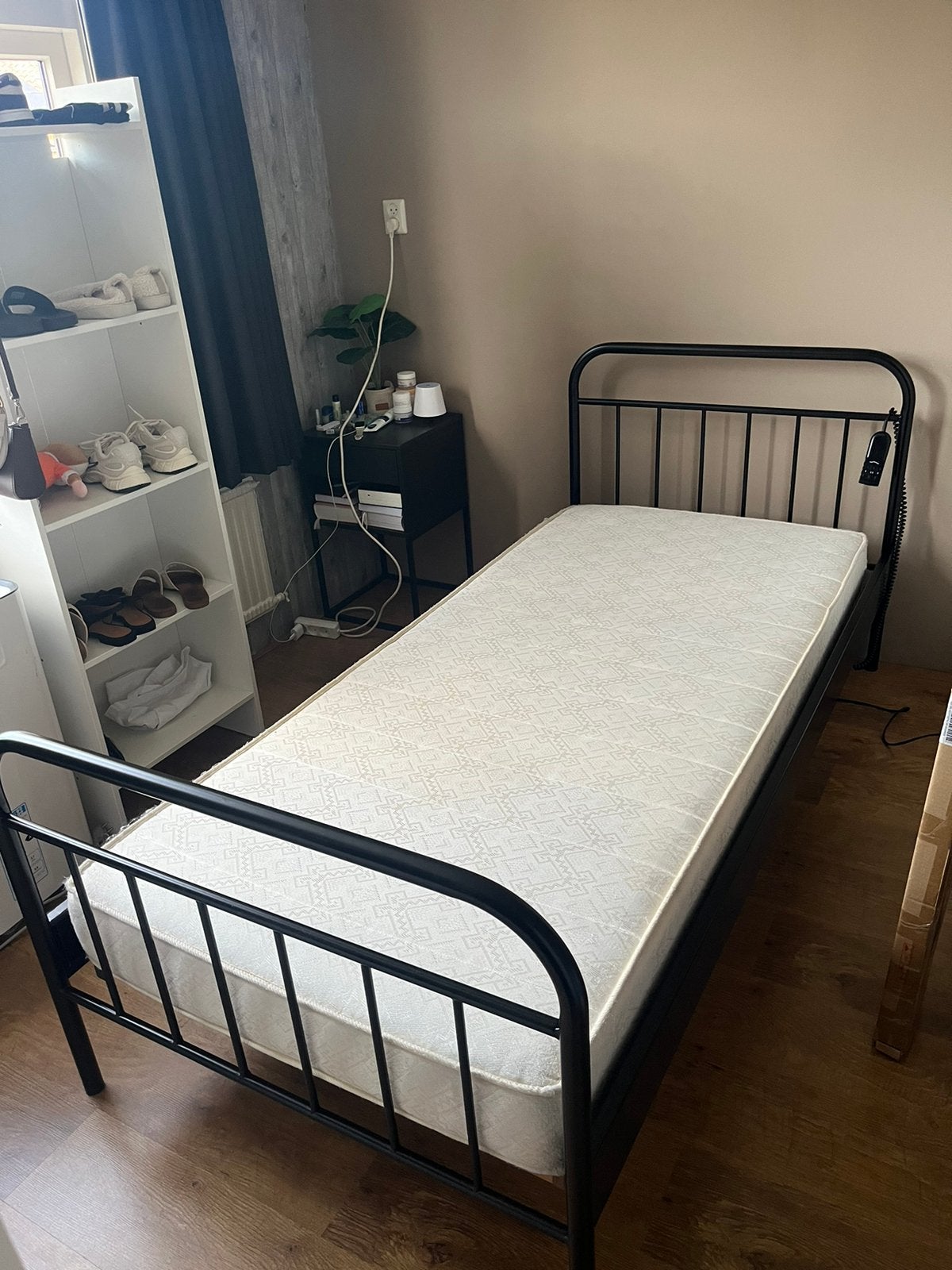 Eénpersoons bed met verstelbare lattenbodem en nachtkastje, Ophalen, Verstelbaar, 90 cm, Eenpersoons