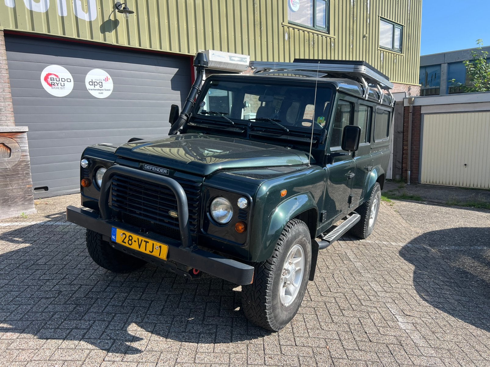 Land Rover Defender 110 TD5 145dKm Bj 2004, Stof, Zwart, 2495 cc, 122 pk
