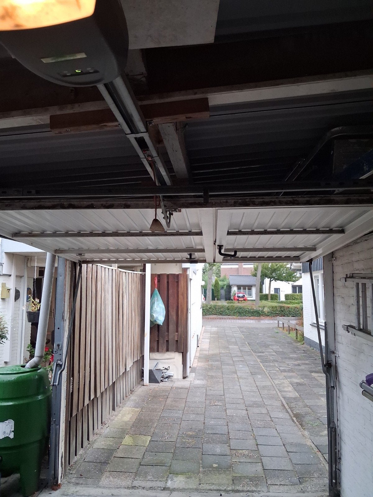 Garagedeur RAL 9010 met loopdeur en elektrische opener, Ophalen, Gebruikt, Garagedeur, 120 cm of meer