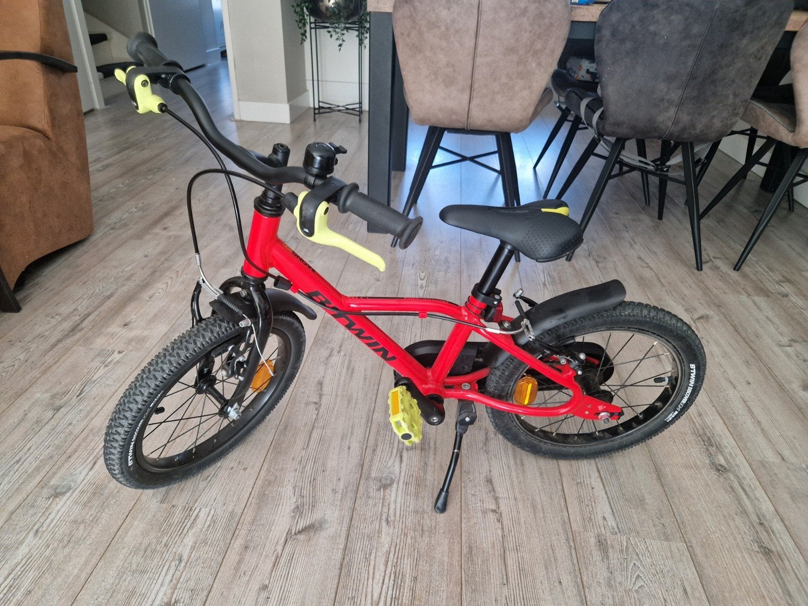 B'Twin 16 inch kinderfiets met handrem - Rood, Ophalen of Verzenden, Zo goed als nieuw, Trommelrem, BTWIN