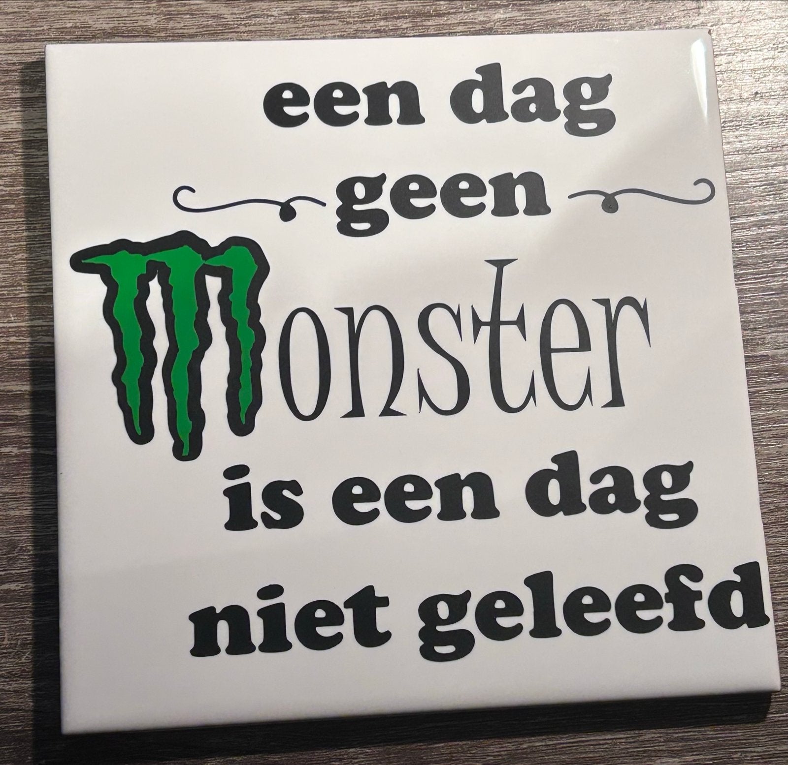 Tegel met Monster Energy spreuk, Ophalen of Verzenden