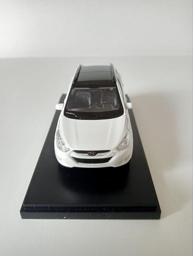 Hyundai IX35 modelauto - Wit nieuw inclusief display case., Hobby en Vrije tijd, Modelauto's | 1:43, Ophalen of Verzenden, Nieuw