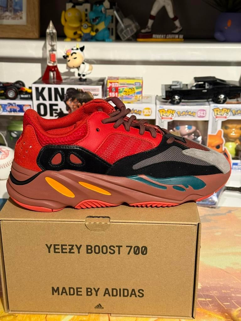 Adidas Yeezy Boost 700 Hi-Res Red - Maat 43 1/3, Kleding | Heren, Schoenen, Overige kleuren, Nieuw, Ophalen of Verzenden, Sneakers of Gympen