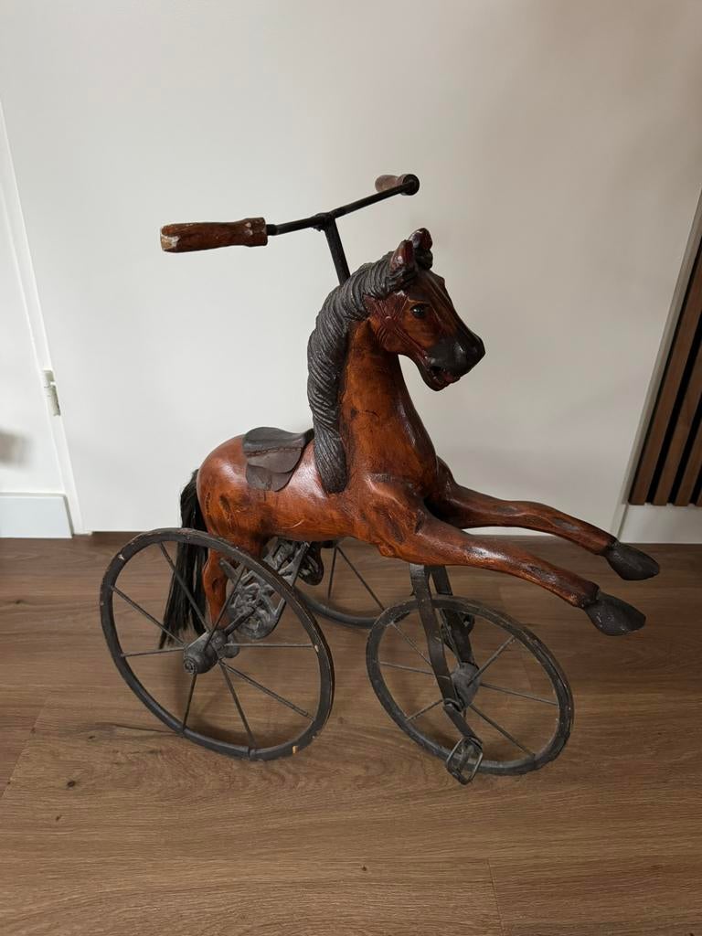 Antiek driewieler paard, Ophalen