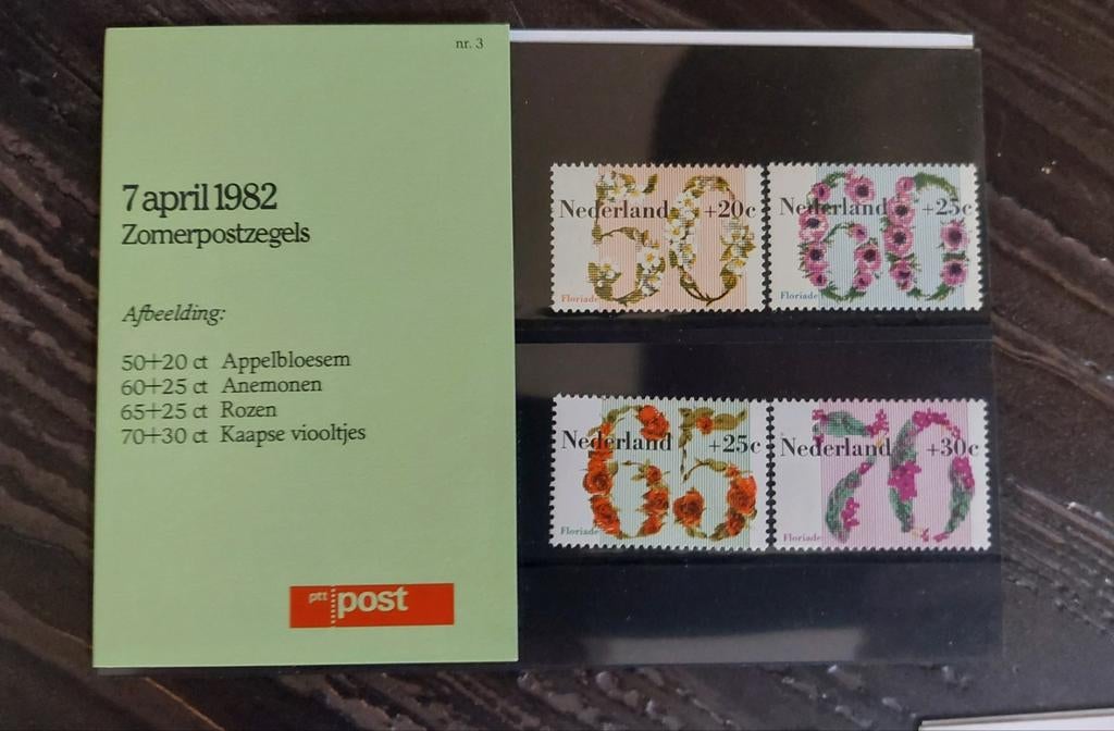 8 setjes postzegels uit 1982 met thema's, Ophalen of Verzenden, Verzamelalbum
