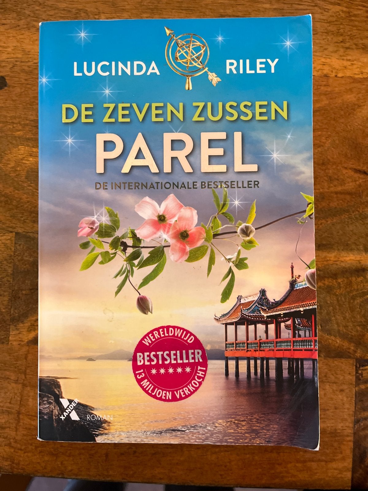 De Zeven Zussen - Parel (deel 4) - Lucinda Riley, Boeken, Ophalen of Verzenden, Zo goed als nieuw, Nederland
