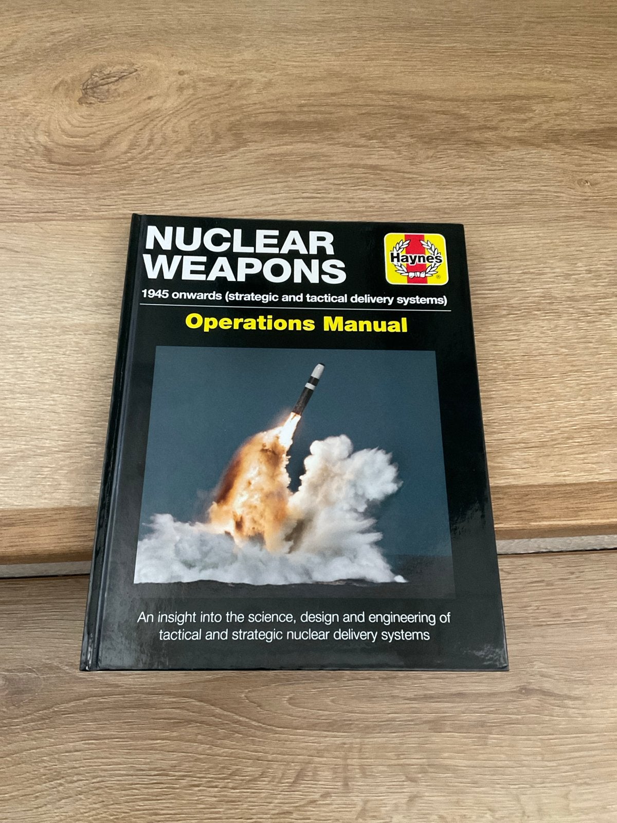 Haynes Nuclear Weapons Operations Manual Boek, Boeken, Ophalen of Verzenden, 1945 tot heden, Zo goed als nieuw, Overige onderwerpen