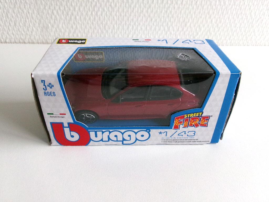 Alfa Romeo Giulia metallic rood 1:43 Bburago, Ophalen of Verzenden, Zo goed als nieuw, Auto, Overige merken