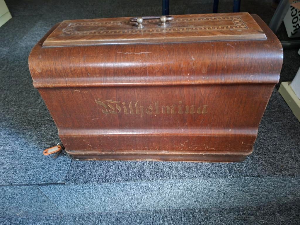 Antieke Handnaaimachine 'Wilhelmina' in Houten Kist, Antiek en Kunst, Antiek | Naaimachines, Ophalen